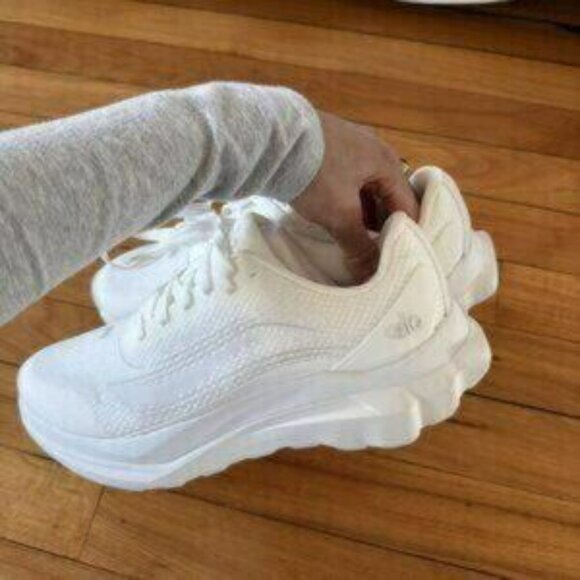 Alo Yoga Runner Pink Athletic Shoes - Picture 4 of 5